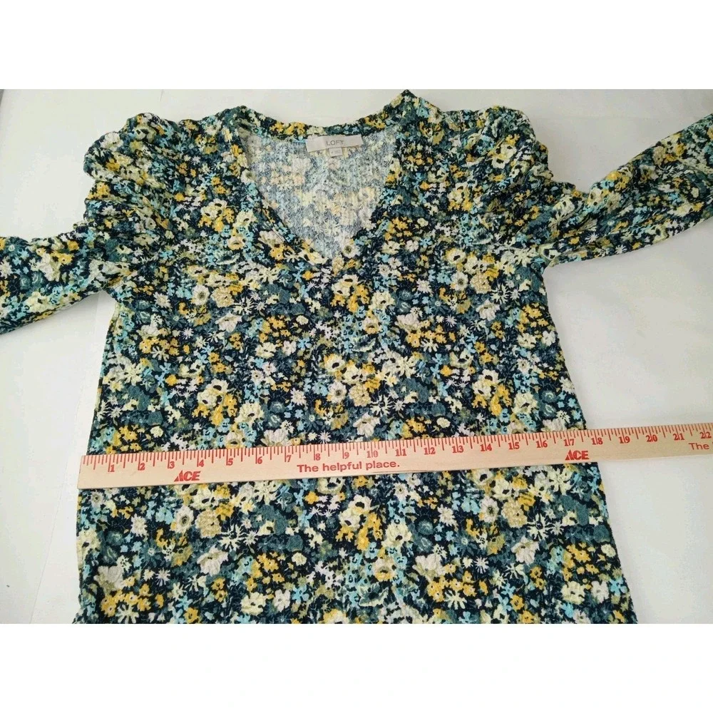 LOFT Women M Multi Floral V-Neck Long Sleeve Ruched Puff Shoulder‎ Textured Top
